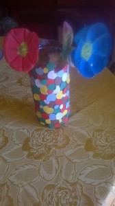 vaso e fiori di plastica